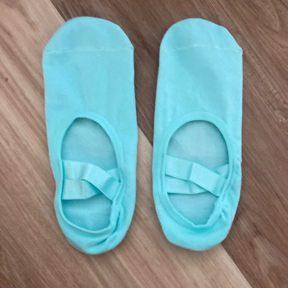 NWT Better Me Pilates Grip Socks‎ in subtle mint